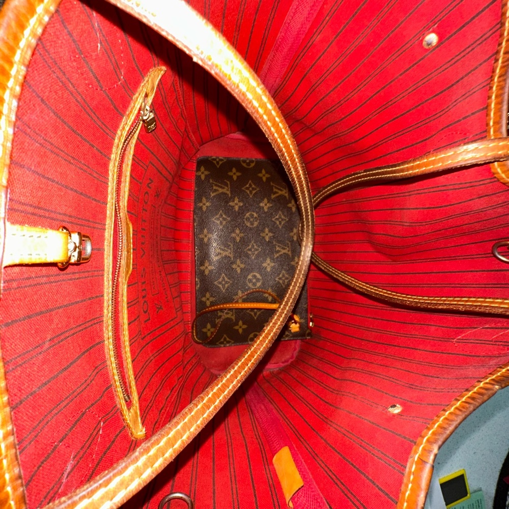 LV Neverfull MM Bag - Picture 8 of 16